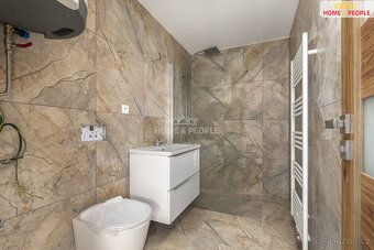 poplatky 4.000,-Kč (elektřina, voda, popelnice) + provize RK