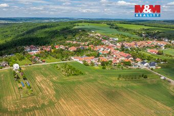 V klidné části obce Omice nabízíme stavební pozemek o celkov
