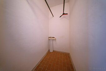 Nabízíme k dlouhodobému pronájmu 3 podlažní dům 5+1 o 187 m2