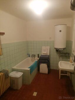 Nabízím k pronájmu pokoj v rodinném domě v Odolené Vodě. Spo