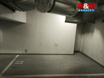 Pronájem garážového stání ,19 m2 v lázeňském centru Karlovýc