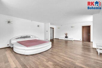 Reprezentativní designový rodinný dům na pozemku 3230 m2 - T