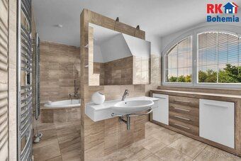 Reprezentativní designový rodinný dům na pozemku 3230 m2 - T