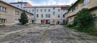 V areálu Veselka v Pardubicích, v budově bývalé ubytovny v b