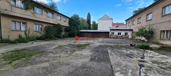 V uzavřeném areálu Veselka v Pardubicích nabízíme k pronájmu