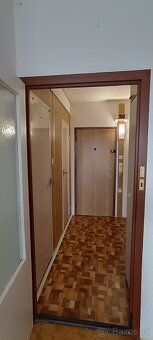 Aktuálně nabízíme byt k pronájmu o dispozici 1+KK, ve 4 NP. 