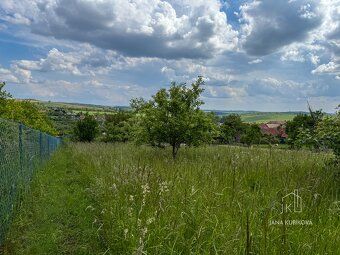 Nabízíme k prodeji pozemek o výměře 2 455 m², situovaný v kl