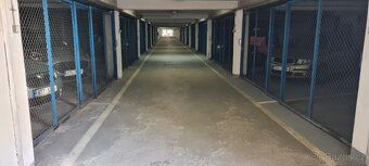 Pronájmu garážové stání v garážovém domě na ul. Slezská ve F