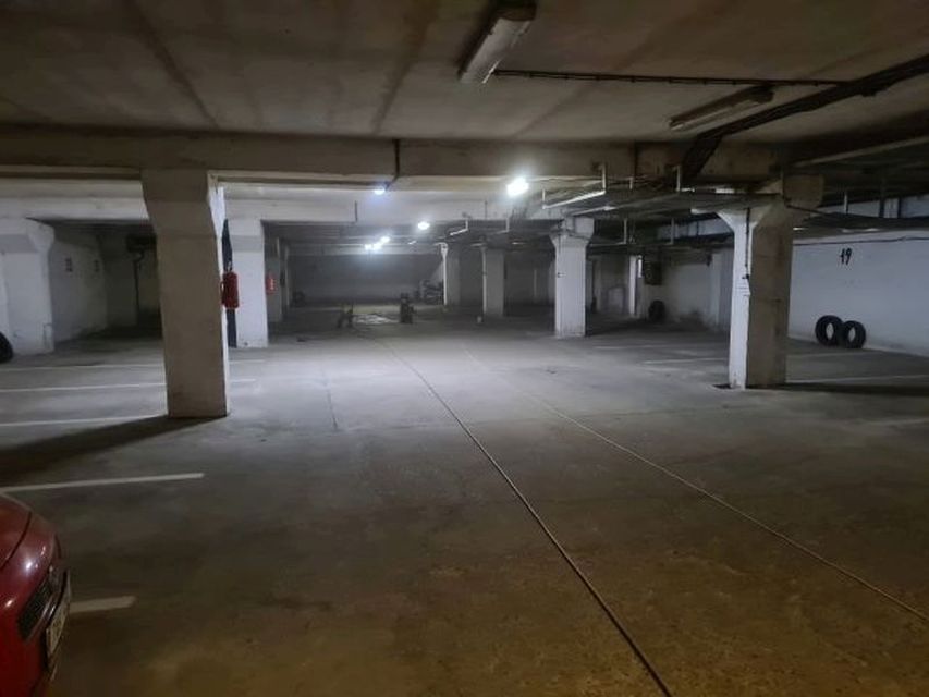 Pronajmu garážové stání na adrese: V Rozkvětu , Praha 3. Gar