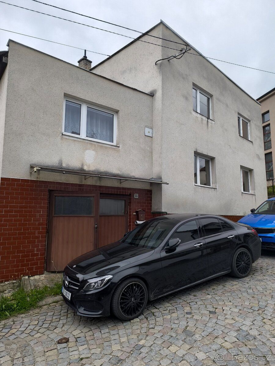 Nabizim k prodeji rodinný dům o dispozici 2+kk a 4+1, dvě ko