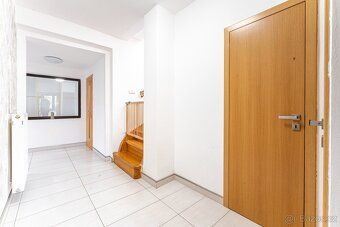 Dokonalé rodinné zázemí v Novém Kníně: Absolutní klid a pros