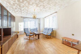 Pevný základ zvenčí, svoboda uvnitř: Dvougenerační dům v Laz