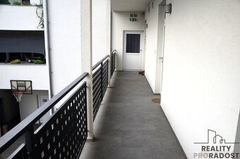 Nabízíme k dlouhodobému pronájmu částečně zařízený byt 1+kk 
