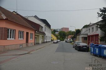 Nabízíme k dlouhodobému pronájmu částečně zařízený byt 1+kk 