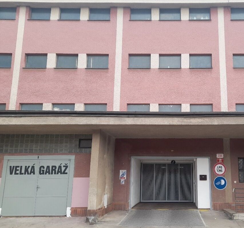 Pronajmu garážové stání v parkovacím domě v Tomanově 20, Plz