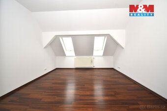 Nabízíme k pronájmu prostorný byt 3+1 o velikosti 133 m², v 