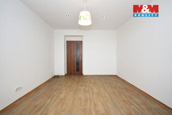Nabízíme k pronájmu prostorný byt 3+1 o velikosti 133 m², v 