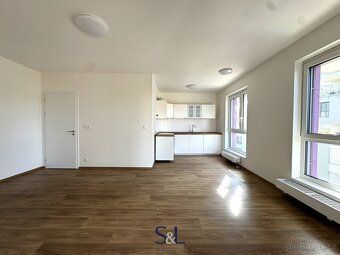 Ev.č. 01658 Pronájem moderního bytu 2+kk s lodžií a sklepem 