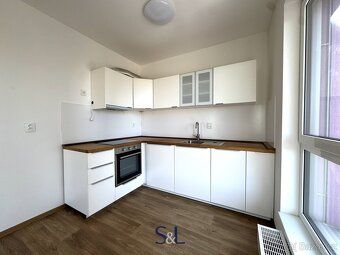 Ev.č. 01658 Pronájem moderního bytu 2+kk s lodžií a sklepem 