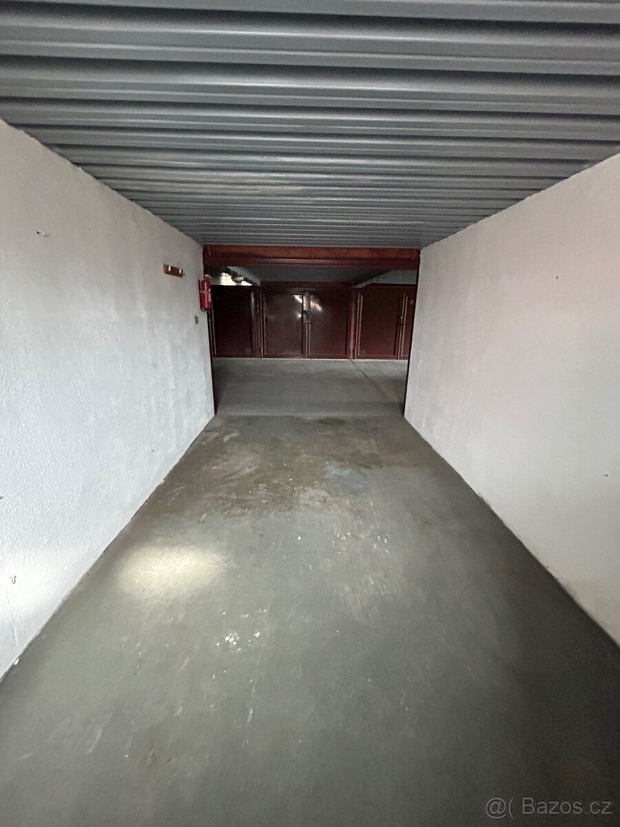 Nabízím dlouhodobý pronájem halové garáže o velikosti 15 m2 