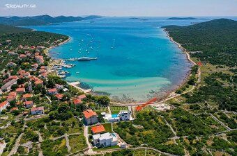Luxusní vila v první řadě u moře na ostrově Ist, v blízkosti