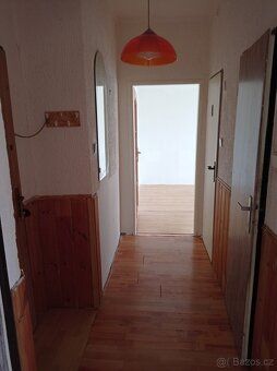 Byt ve 3 patře s balkonem.Byt je v původním ale slušném stav