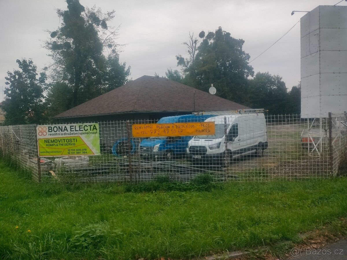 Pronájmem reklamní plochy na plotě v Příboře, situován u hla
