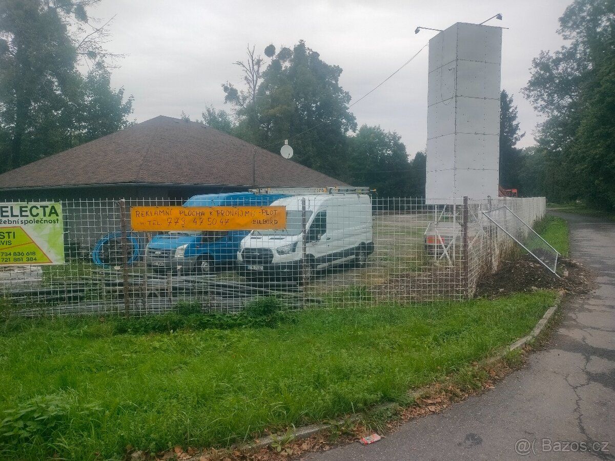 Pronájmem reklamní plochy na plotě v Příboře, situován u hla