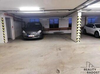 Nabízíme k pronájmu parkovací místo o velikosti cca 17 m² v 