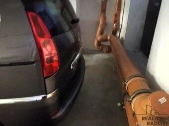 Nabízíme k pronájmu parkovací místo o velikosti cca 17 m² v 