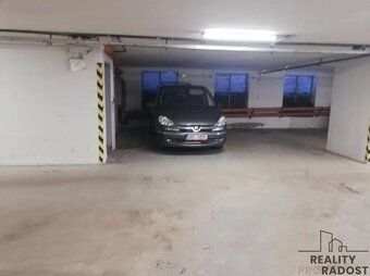 Nabízíme k pronájmu parkovací místo o velikosti cca 17 m² v 
