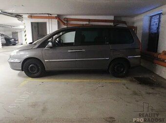Nabízíme k pronájmu parkovací místo o velikosti cca 17 m² v 