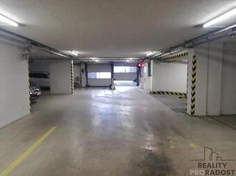 Nabízíme k pronájmu parkovací místo o velikosti cca 17 m² v 