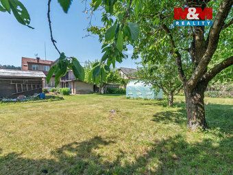 Nabízíme k prodeji pozemek o rozloze 894 m², který se nacház