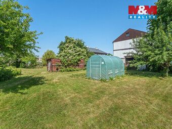 Nabízíme k prodeji pozemek o rozloze 894 m², který se nacház