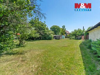 Nabízíme k prodeji pozemek o rozloze 894 m², který se nacház