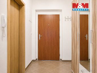 Nabízíme k podnájmu moderní a plně zařízený byt 1+kk s balko