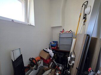 Představuji Vám kancelář se zázemím bytu v komerční budově k