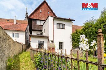 Nabízíme k prodeji rodinný dům v původním, ale udržovaném st
