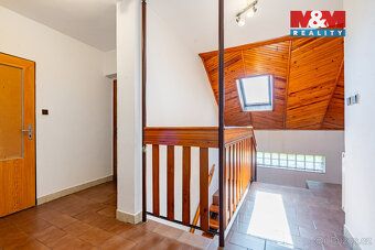 Nabízíme k prodeji rodinný dům o dispozici 6+kk s garáží, ba