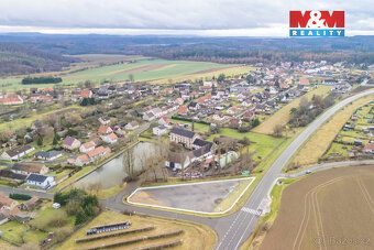 Nabízíme k prodeji strategicky umístěný komerční pozemek o r