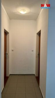 Pronájem bytu 1+kk o výměře 20 m² v 6. NP cihlového domu v k