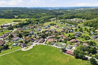 Stavte ihned a bez čekání: Stavební pozemek 793 m² s povolen