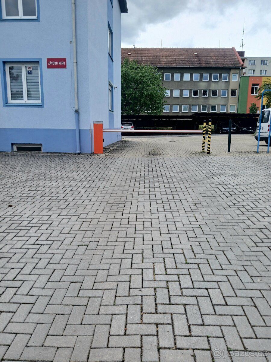 Nabízím k pronájmu 4 parkovací venkovní stání v hlídaném are