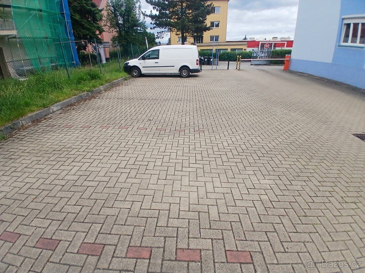Nabízím k pronájmu 4 parkovací venkovní stání v hlídaném are