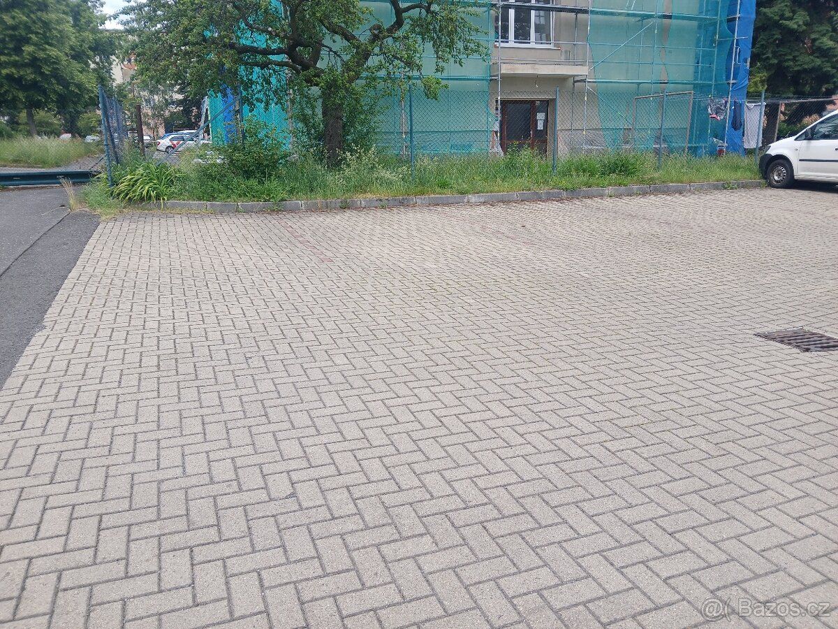 Nabízím k pronájmu 4 parkovací venkovní stání v hlídaném are