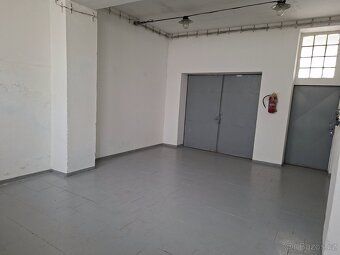 Prostor se nachází v areálu. Vhodné jako sklad s kanceláří.
