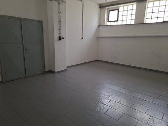 Prostor se nachází v areálu. Vhodné jako sklad s kanceláří.
