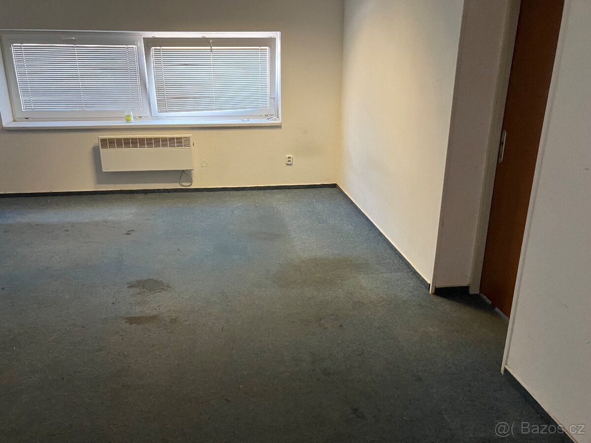 Nabízíme k pronájmu skladovou halu která je umístěna v komer