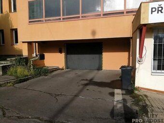 Pronajmu garážové stání pro motorku. Super moderní parking v
